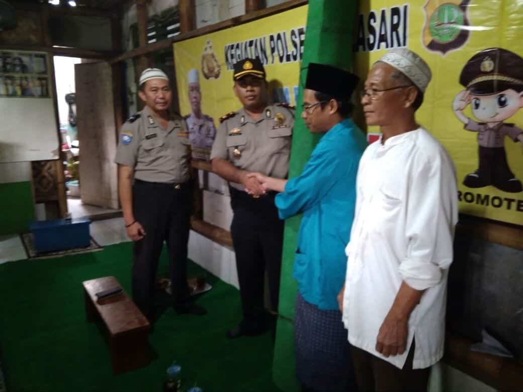Kapolsek Neglasari Sumbang Karpet untuk Majelis Taklim Riyadlul Badi'ah