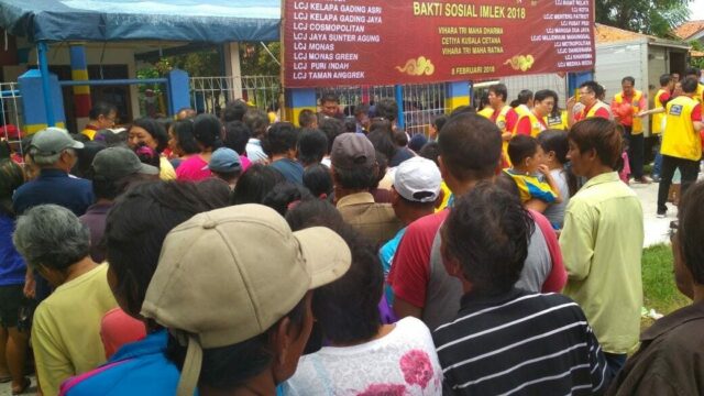 Jelang Imlek Ribuan Warga Antri Sembako dan Angpao di Wihara Tri Maha Dharma Tangerang