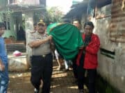 Kapolsek Karawaci Gotong Keranda Jenazah Korban Tenggelam di Tangerang Kota