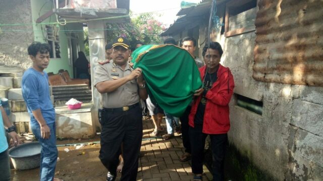 Kapolsek Karawaci Gotong Keranda Jenazah Korban Tenggelam di Tangerang Kota