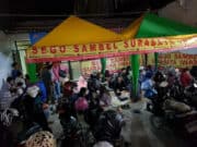Sego Sambal Surabaya Iwak Pe, Ikan Pari Dengan Guyuran Sambal Yang Melimpah