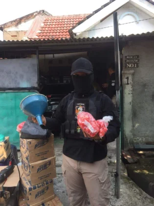 Tim Elang Cisadane Polres Metro Tangerang Kota Gerebek Rumah Produksi Ciu di Sepatan