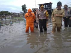 Kapolres Metro Tangerang Kota Tinjau Lokasi Banjir Periuk Kapolres Metro Tangerang Kota Tinjau Lokasi Banjir Periuk