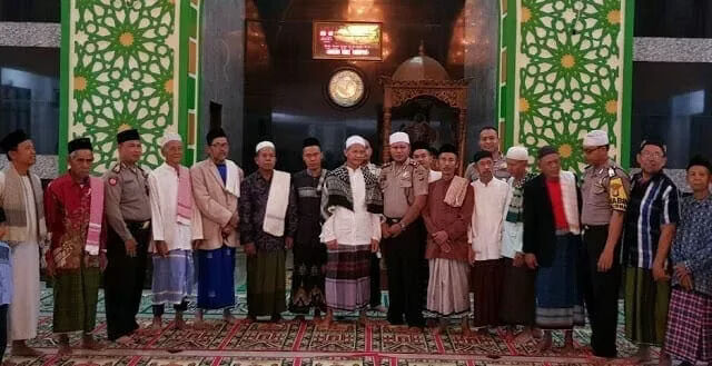 Personel Polsek Jatiuwung Keliling Masjid Laksanakan Shalat Shubuh Berjamaah