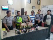 Gelar Oprasi Cipkon, Polsek Neglasari Sita Puluhan Botol Miras