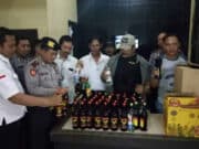 Jajaran Polsek Karawaci Amankan Puluhan botol Miras yang Dijual di Kios Jamu