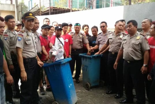 Bersama FSPMI, Polsek Jatiuwung Laksanakan Kerja Bakti Jelang May Day Bersama FSPMI, Polsek Jatiuwung Laksanakan Kerja Bakti Jelang May Day