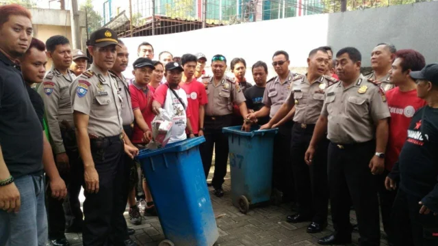 Bersama FSPMI, Polsek Jatiuwung Laksanakan Kerja Bakti Jelang May Day