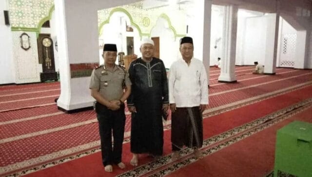 Jalin Silaturahmi Bersama Masyarakat, Kapolsek Ciledug Jalankan Program Polisi Sholat Subuh Berjamaah