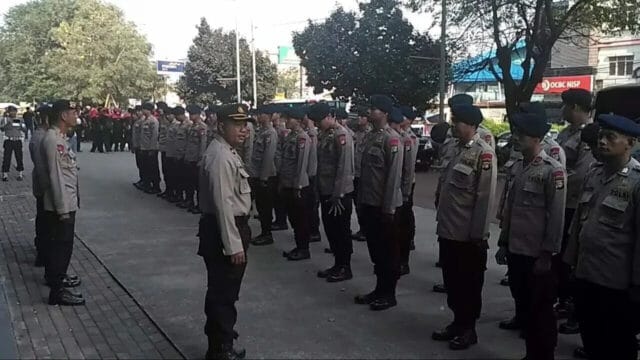 Polsek Jatiuwung Kawal Massa Aksi Buruh Tangerang Menuju Istana Negara
