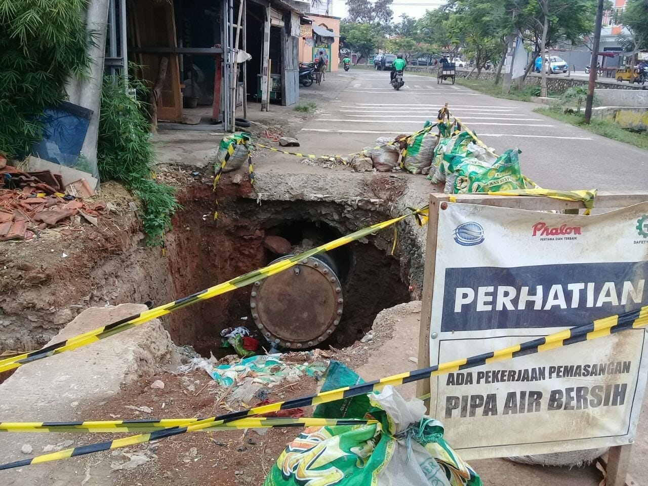 Spanduk Permohonan Maaf PDAM Kota Tangerang Dinilai Warga Hanya Formalitas