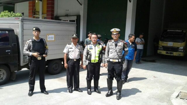 Petugas Sabhara dan Satlantas Kawal Pengiriman Logistik Pilkada Kota Tangerang
