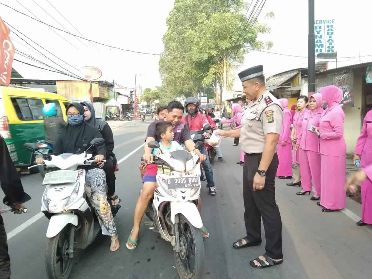 Gelar Buka Puasa Bersama, Kapolsek Cipondoh Santuni Anak Yatim