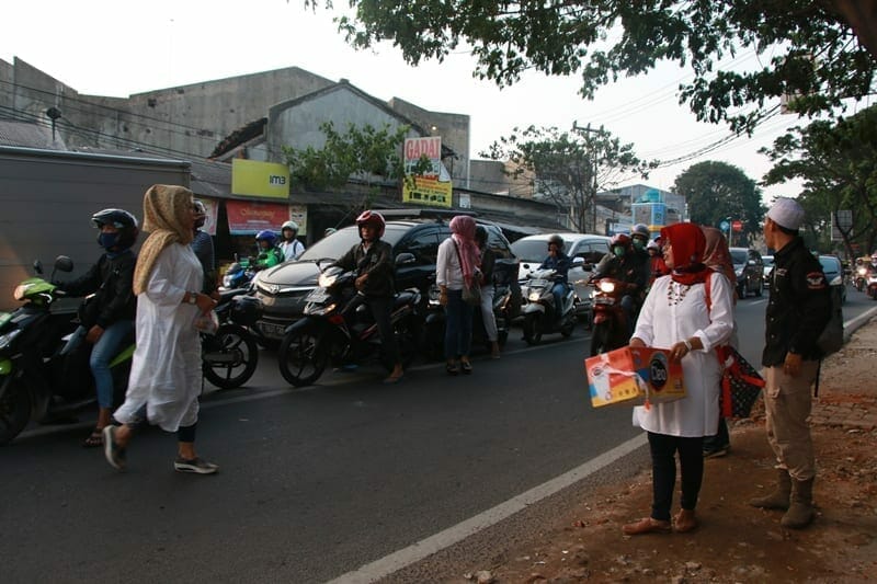 Mencari Berkah di Bulan Ramadhan, Komunitas Permata Bagikan Takjil ke Pengguna Jalan Raya