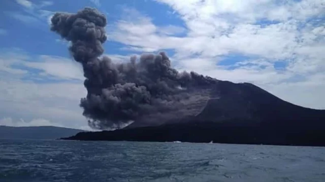Di Selat Sunda Provinsi Lampung, Anak Gunung Krakatau Erupsi Capai 1000 Meter