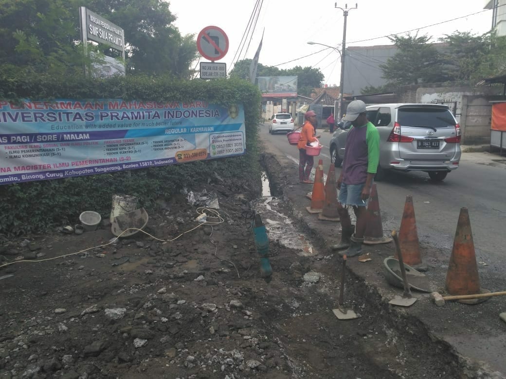 Saluran Air Macet, Warga Secara Swadaya Bangun Selokan Jalan Raya Binong