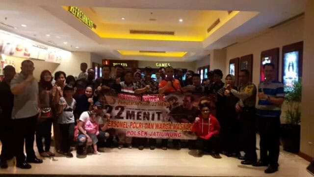 Polsek Jatiuwung Nobar “22 Menit” bersama Keluarga dan Masyarakat