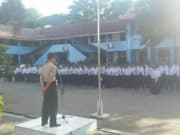 Bertindak Sebagai Pembina Upacara, Kanit Binmas Polsek Jatiuwung Ajak Siswa Disiplin Berlalu Lintas