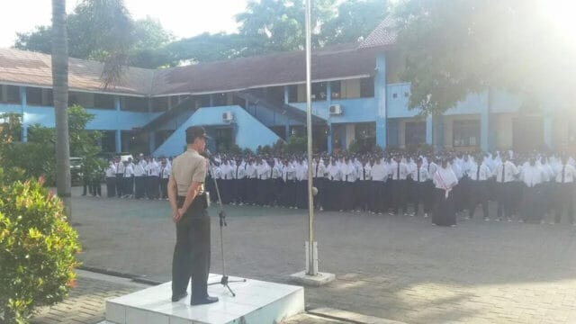 Bertindak Sebagai Pembina Upacara, Kanit Binmas Polsek Jatiuwung Ajak Siswa Disiplin Berlalu Lintas