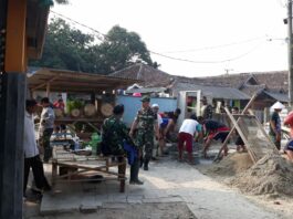 Satgas TMMD ke -102 Bersama Masyarakat Percepat Renovasi Balai Desa Bojong Loa
