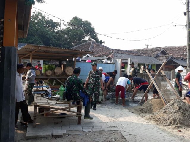 Satgas TMMD ke -102 Bersama Masyarakat Percepat Renovasi Balai Desa Bojong Loa
