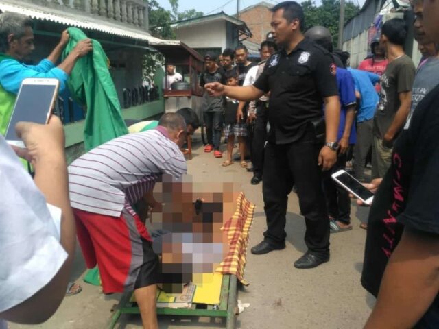 Polsek Karawaci Evakuasi Mayat Penjual Somay Yang Ditemukan Warga Cimone Jaya di Pinggir Jalan
