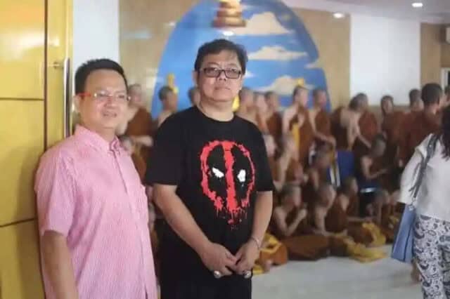 Umat Budha Bersama Calon Biksu Jalani Tradisi Pindapata di Gerendeng Pulo