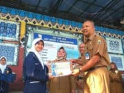 Jadi Pemimpin Upacara di SMN 2 Rangkasbitung, Kepala Diskerpus Lebak Beri Penghargaan Kepada Zenia Evelyn Alamanda
