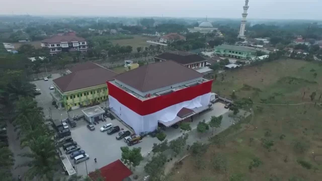 Sambut HUT Kemerdekaan RI ke-73, Sang Saka Merah Putih Menutupi Gedung Mapolres Kota Tangerang