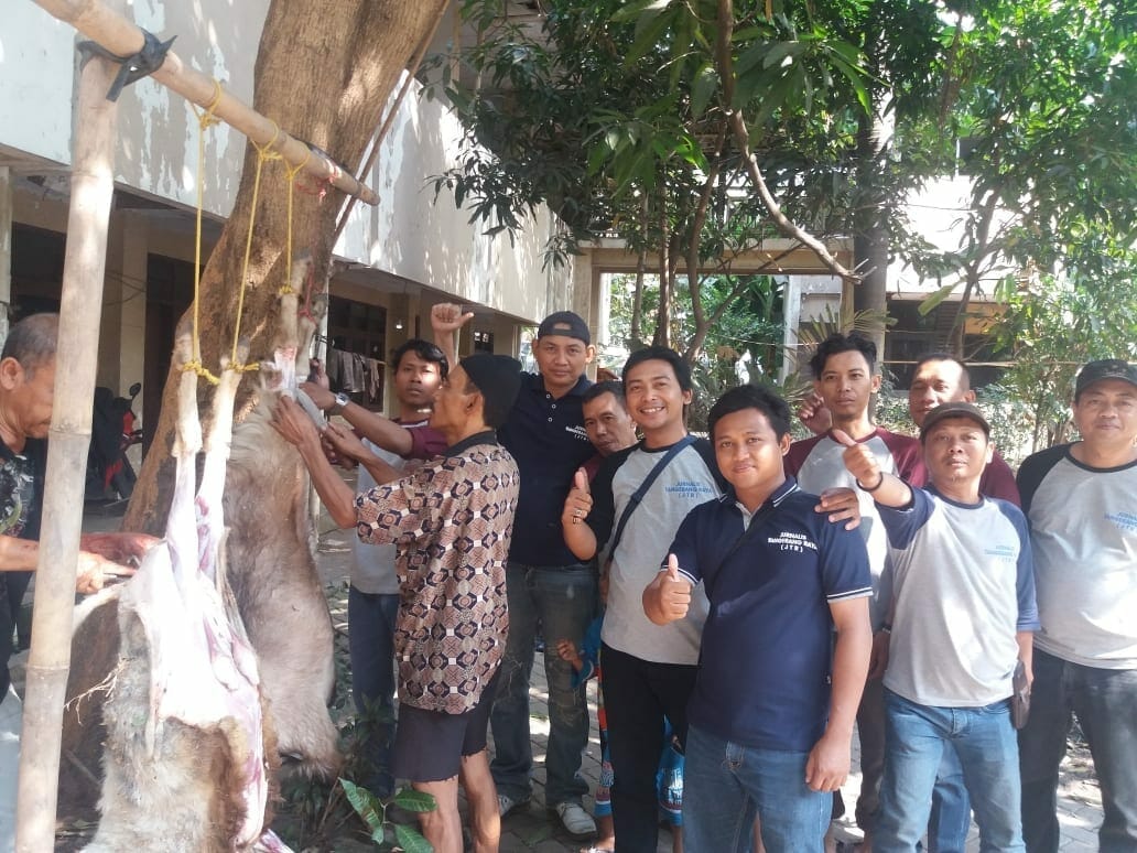 Jurnalis Tangerang Raya Bagikan Daging Qurban Kepada Warga Sekitar