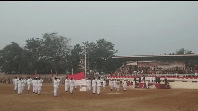 Aiptu Purwanto Hadiri Upacara Penurunan Bendera Merah Putih di Lapangan Porci Cibodas Dalam Rangka Hut RI ke 73