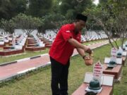 Nanang Kurniawan Tabur Bunga di Makam Pahlawan Ciceri, Serang