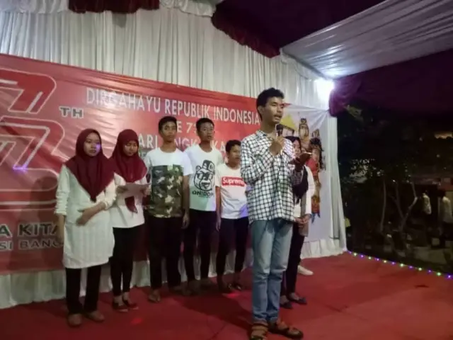 Bak Pemimpin Negara Ketua Pelaksana Malam Seni Didampingi Saat Menyampaikan Laporannya Bak Pemimpin Negara Ketua Pelaksana Malam Seni Didampingi Saat Menyampaikan Laporannya