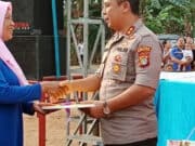 Kapolres Tangerang Selatan Serahkan Kunci Program Bedah Rumah Kepada Ibu Mamah