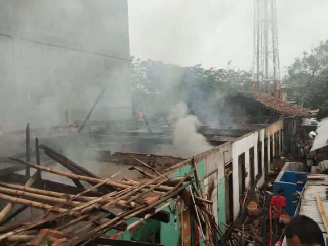 Diduga Kasur Sengaja Dibakar, 14 Rumah Kontrakan Hangus Terbakar Di Tangerang
