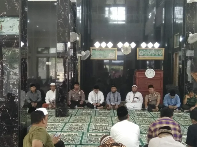 Tim JUMLING Pemkab Tangerang Hibahkan 20 Juta Pada Masjid Jami Al – Barkah Desa Tanjung Burung Teluk Naga