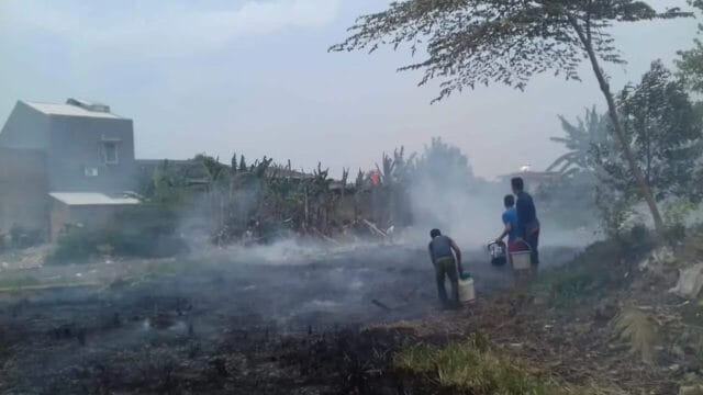 Kemarau Bakar sampah, Perumahan Dasana Indah Nyaris Terbakar