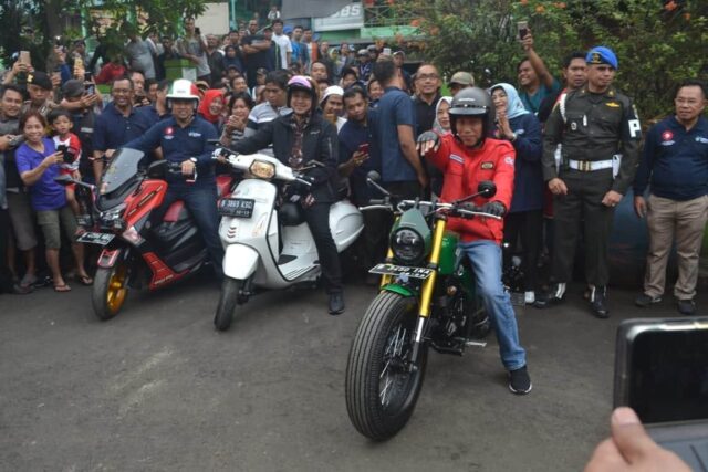 Blusukan ke Pasar Anyar di Tangerang Jokowi Gunakan Motor Custom