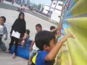 Anak-Anak Antusias Jajal Panjat Tebing di Sport Center Kelapa Dua