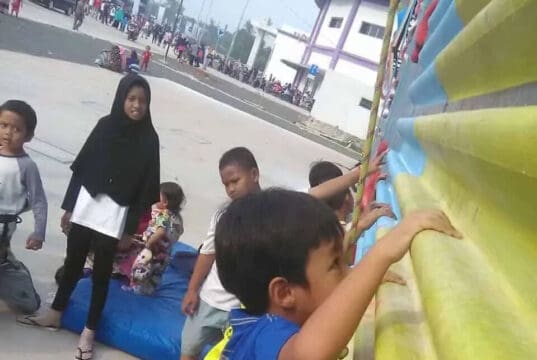 Anak-Anak Antusias Jajal Panjat Tebing di Sport Center Kelapa Dua Anak-Anak Antusias Jajal Panjat Tebing di Sport Center Kelapa Dua