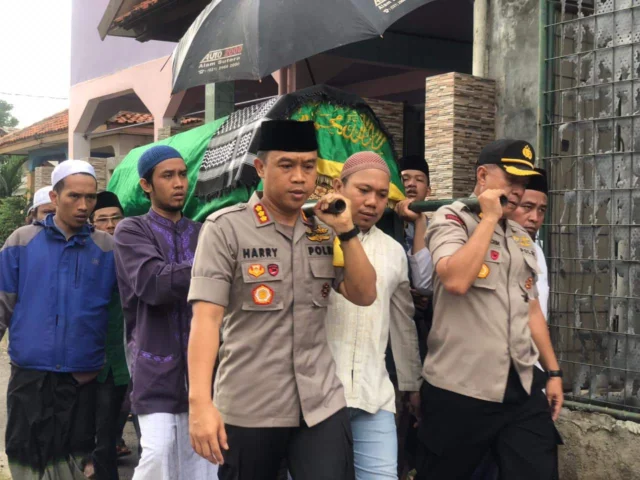 Kapolres Metro Tangerang Kota Hadiri Pemakaman Korban Pick up Maut
