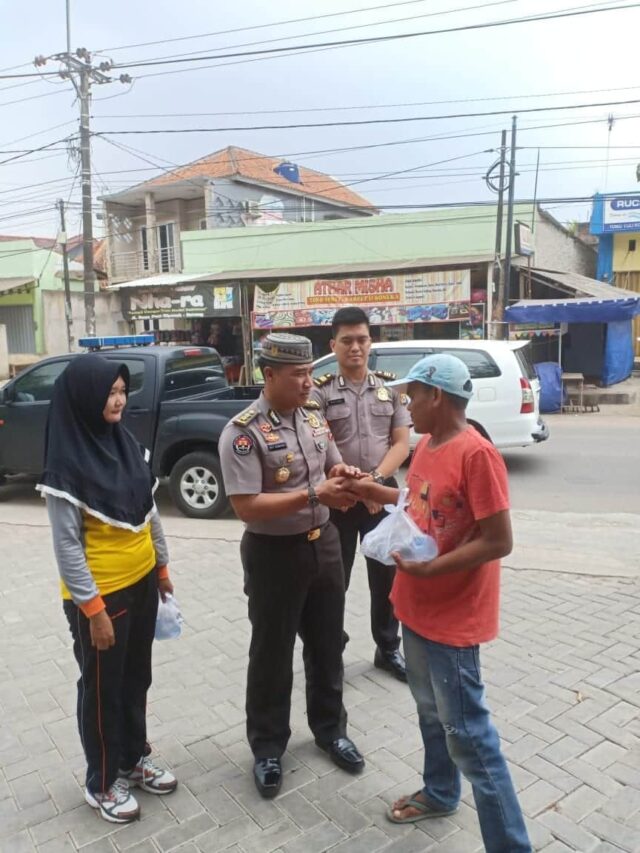 Asik ! Tukang Parkir dan Ojeg Dapat Nasi Bungkus Dari Humas Polda Banten