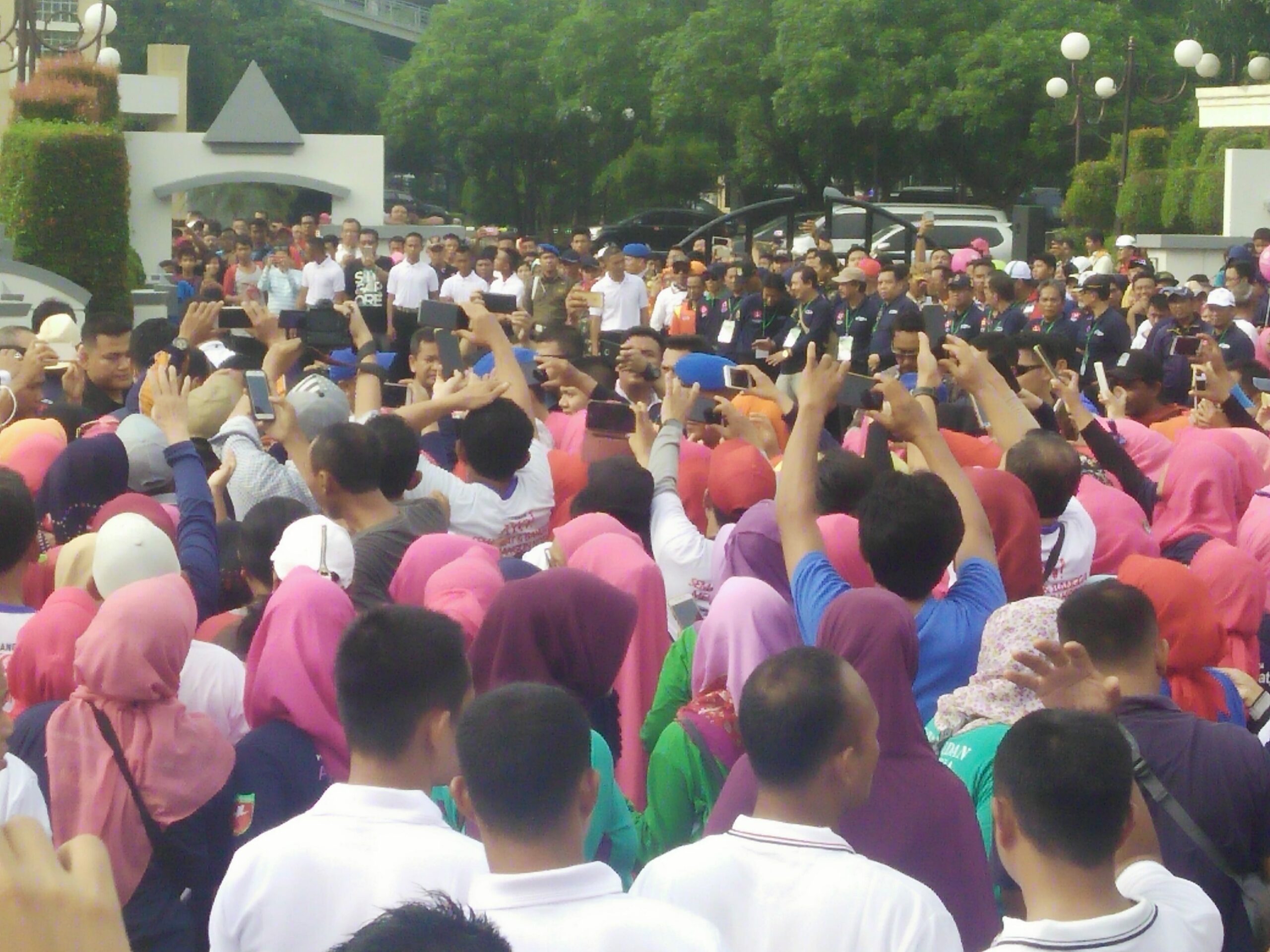 Peringati HKN, Jokowi Senam Bersama Masyarakat Tangerang