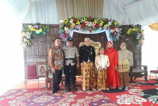 Kapolsub Sektor Palem Semi Hadiri Resepsi Khitanan Warga Kapolsub Sektor Palem Semi Hadiri Resepsi Khitanan Warga