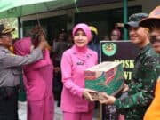 Perduli Bencana, Bhayangkari Banten Gelar Baksos di Pengungsian