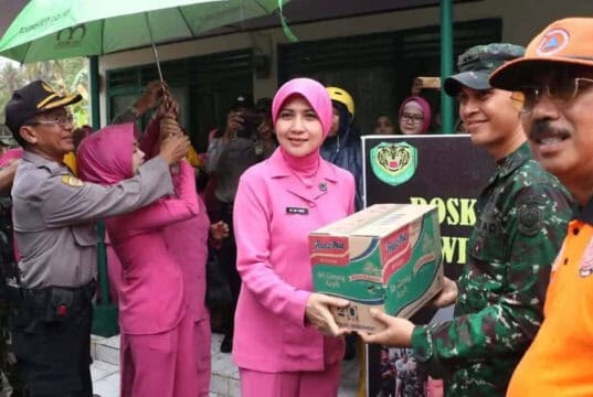 Perduli Bencana, Bhayangkari Banten Gelar Baksos di Pengungsian