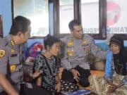 Tim Polda Banten Beri Trauma Healing Pada Lansia, Ibu dan Anak di Pengungsian