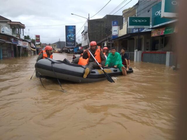 Brimob Nusantara Satgas Aman Nusa II Evakuasi Korban Banjir Labuan