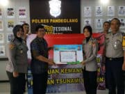 Polda Banten Serahkan 1 Milyar Bantu Korban Tsunami