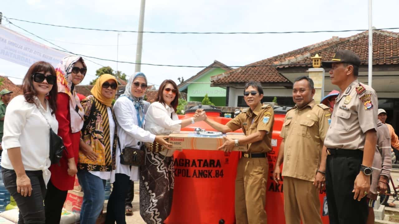 Istri Akpol ’84 dan Bhayangkari Banten Beri Bantuan Tsunami
